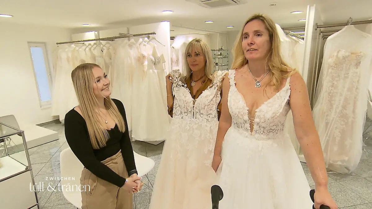 Bei diesen Modellen fehlt noch das Strahlen der Braut Karen ist unentschlossen