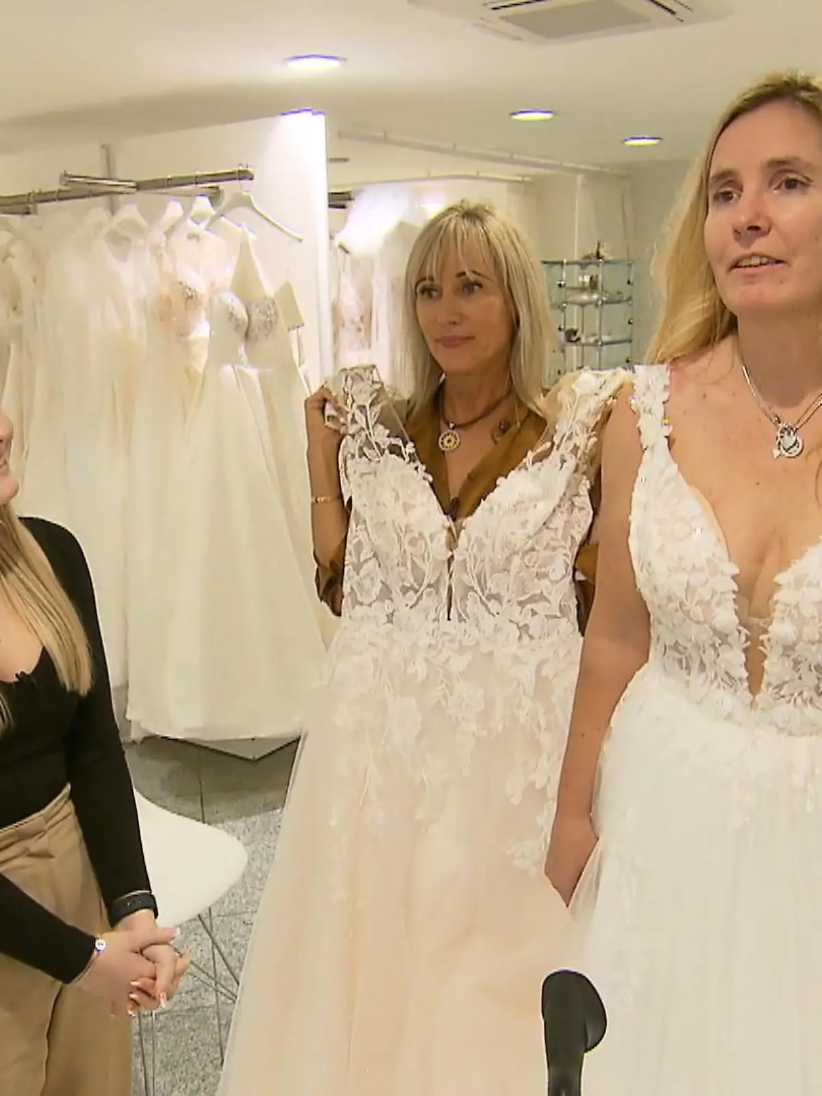 Bild zu: "Bei diesen Modellen fehlt noch das Strahlen der Braut"