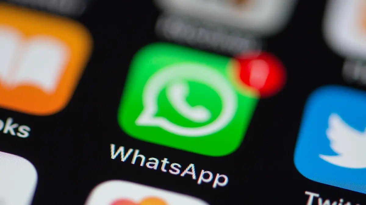 ARCHIV - 06.06.2018, Baden-Württemberg, Rottweil: ILLUSTRATION - Das Logo der Messenger-App WhatsApp (Application software) ist auf dem Bildschirm eines iPhones zu sehen. (zu dpa: «Polizei fehlt Trojaner zum Anzapfen von Diensten wie Whatsapp» vom 17.10.2018) Foto: Silas Stein/dpa +++ dpa-Bildfunk +++