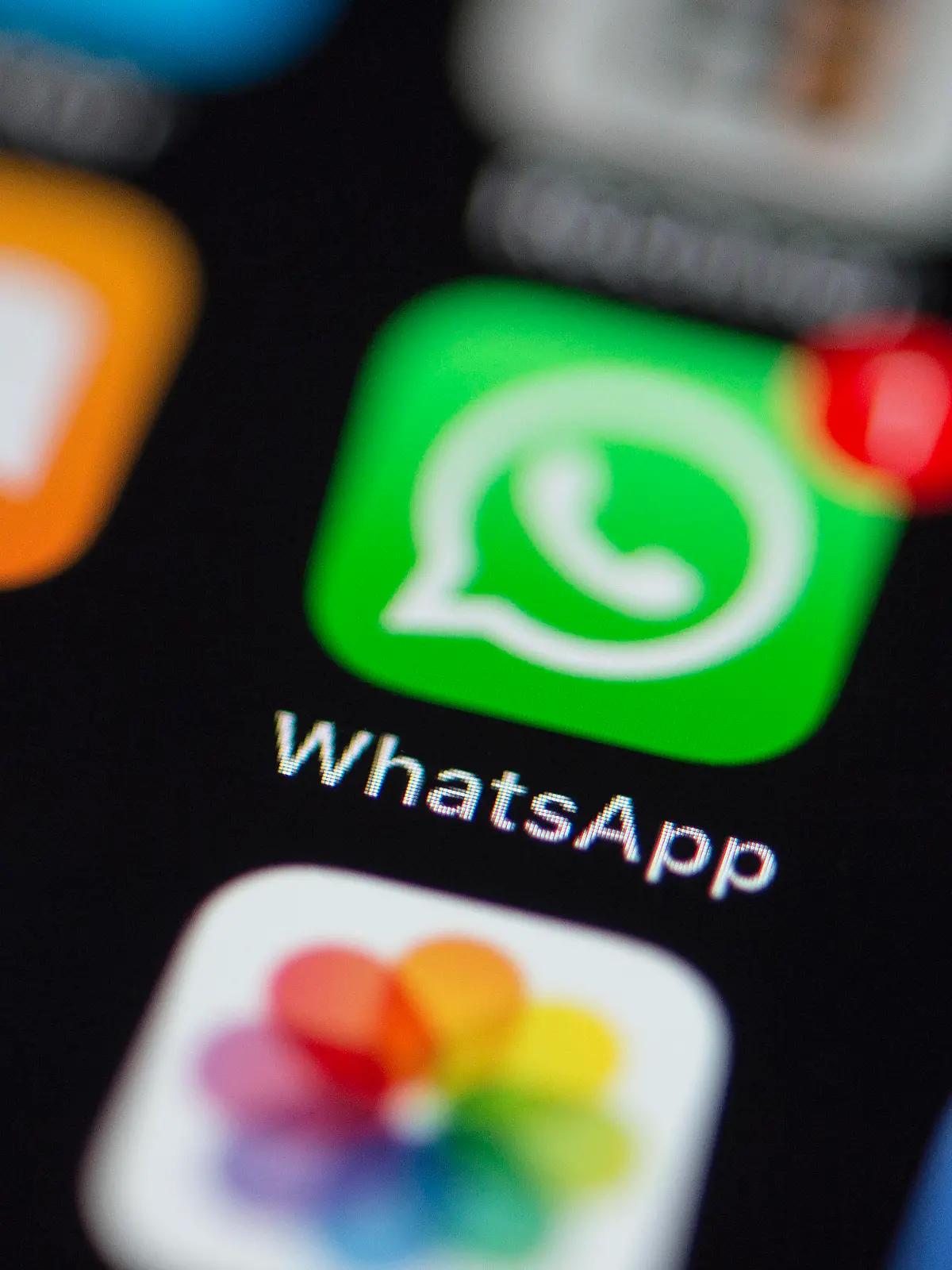 ARCHIV - 06.06.2018, Baden-Württemberg, Rottweil: ILLUSTRATION - Das Logo der Messenger-App WhatsApp (Application software) ist auf dem Bildschirm eines iPhones zu sehen. (zu dpa: «Polizei fehlt Trojaner zum Anzapfen von Diensten wie Whatsapp» vom 17.10.2018) Foto: Silas Stein/dpa +++ dpa-Bildfunk +++
