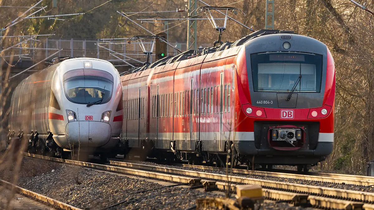 Begegnung zweier DB-Zuege auf mehrgleisiger Strecke unter Oberleitung: Rechts faehrt der Elektrotriebzug 440 804 als Regional-Express RE10 Mainfrankenbahn aus Richtung Nuernberg, links begegnet ein ICE aus Richtung Frankfurt am Main und Wuerzburg. Schienenverkehr in Bayern, Fuerth, 07.03.2026 Foto:Eibner/Ardan Fuessmann