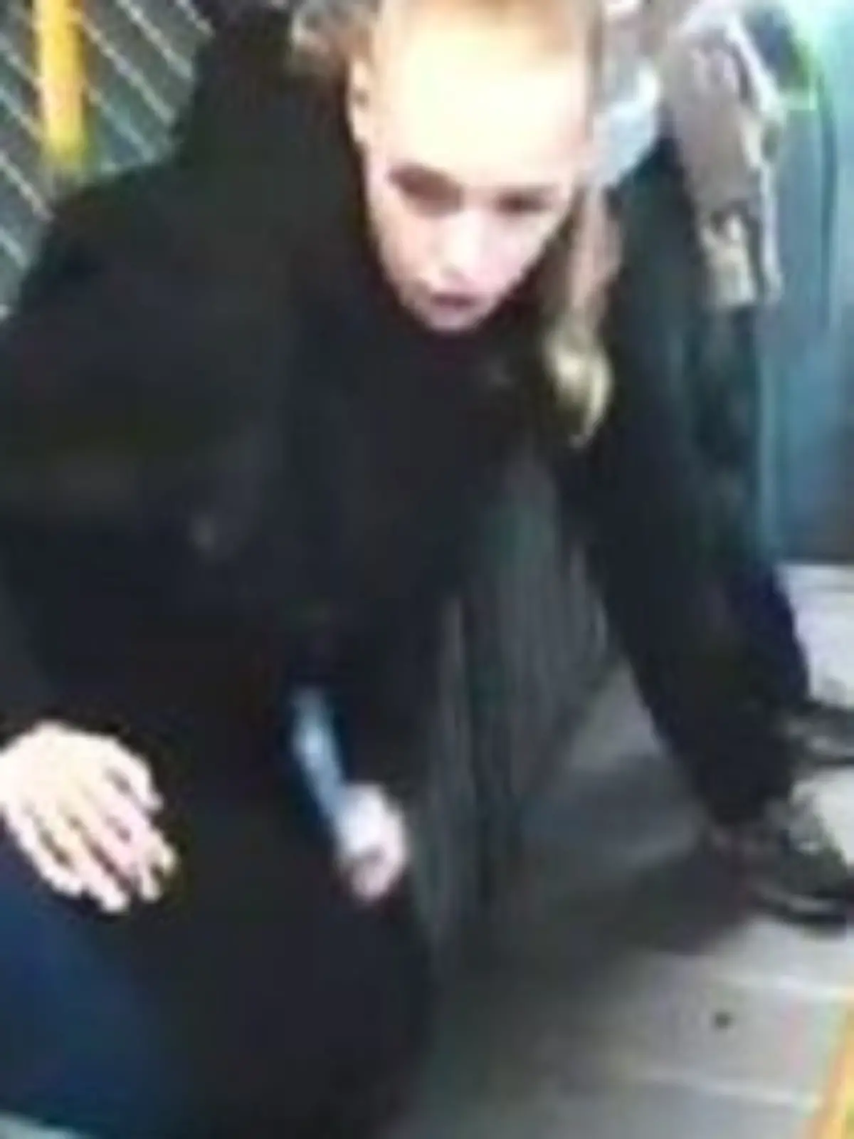 Die Tatverdächtige trat der Frau unvermittelt ins Gesicht und gegen den Hals. 