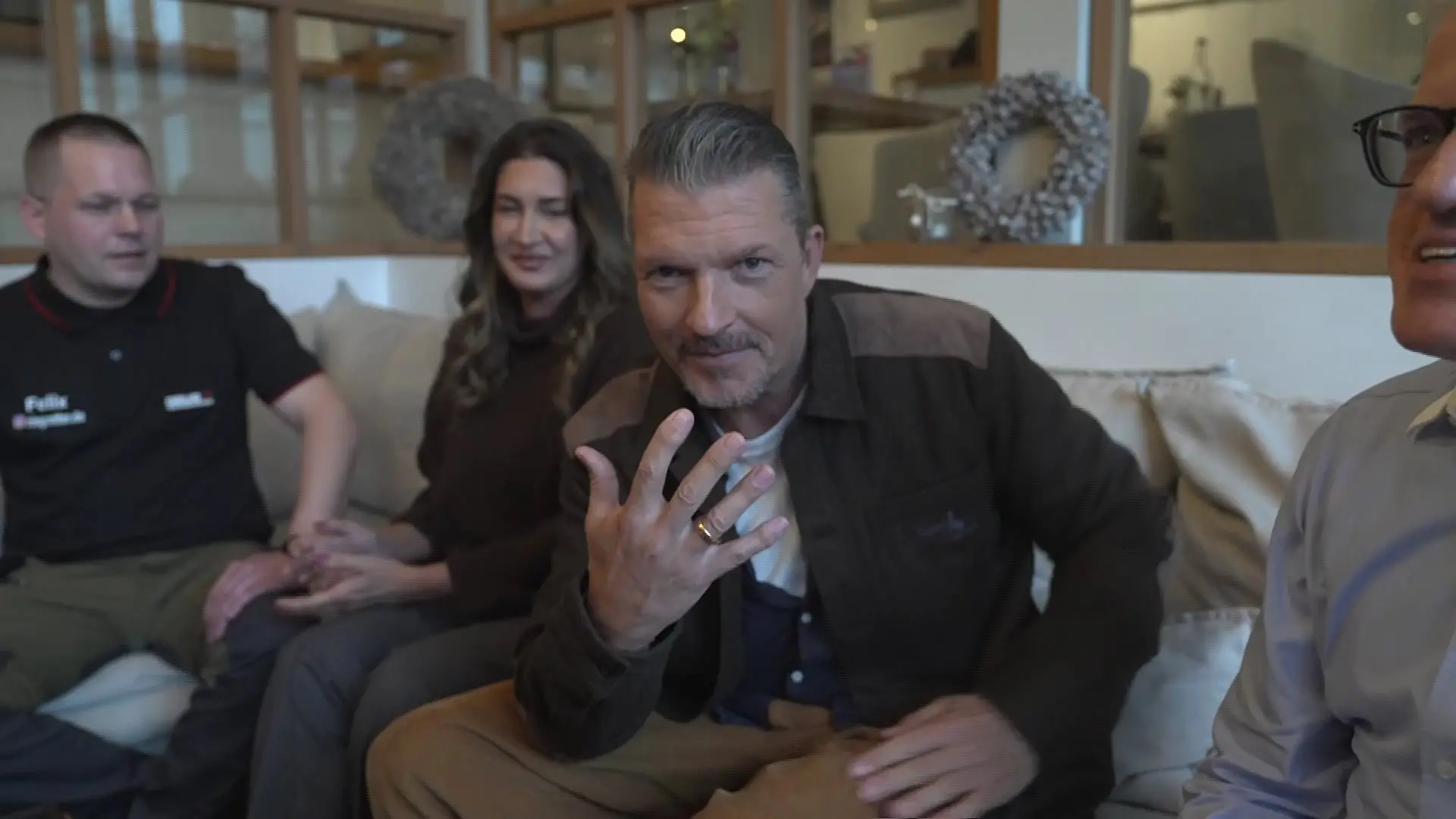 Er ist wieder da! Hardy Krüger Jr. präsentiert stolz seinen geretteten Ehering am Finger.