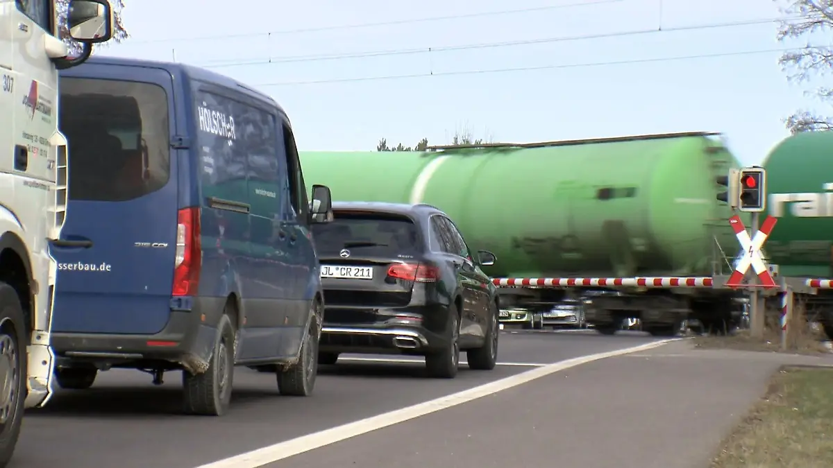 Bahnübergang ist 16 stunden am Tag geschlossen Biederitz
