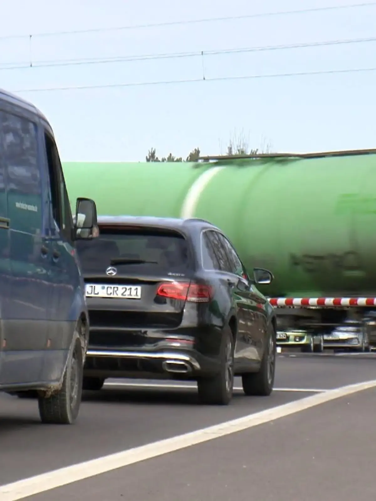 Bild zu: "Bahnübergang ist 16 stunden am Tag geschlossen"
