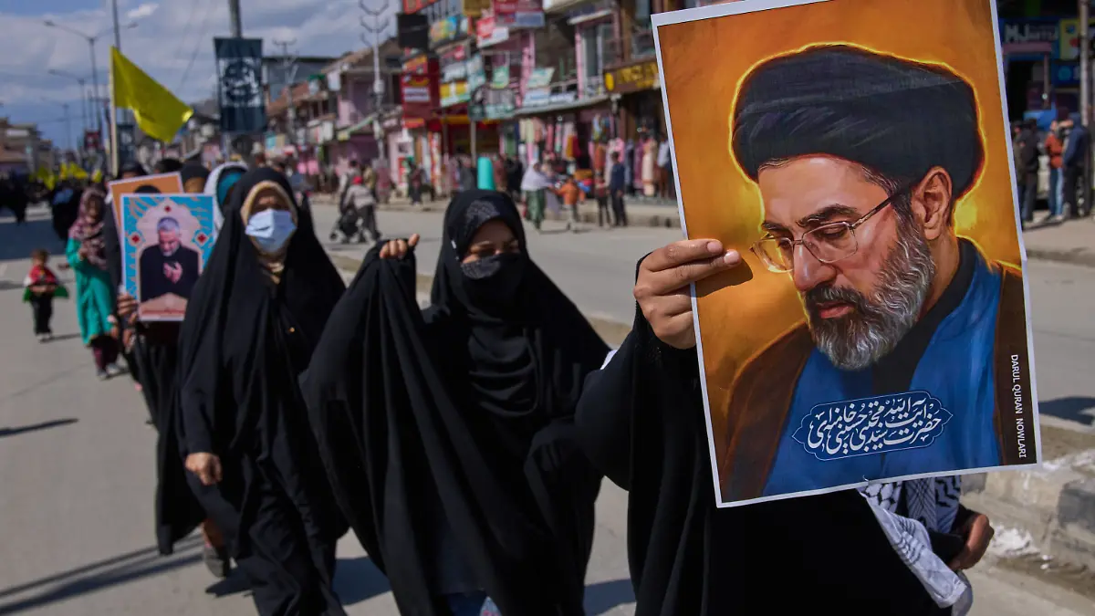 Schiitische Muslime, die gegen die Vereinigten Staaten und Israel protestieren und ihre Solidarität mit dem Iran und den Palästinensern im Gazastreifen zum Ausdruck bringen, halten ein Konterfei von Modschtaba Chamenei, Irans neuem Religionsführer und Staatsoberhaupt, während der jährlichen Kundgebung zum Al-Kuds (Jerusalem)-Tag in Magam, nördlich von Srinagar, im indisch kontrollierten Kaschmir. +++ dpa-Bildfunk +++