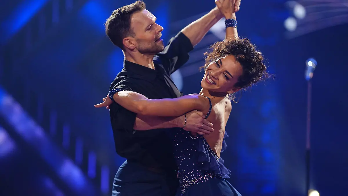 Bei Nadja Benaissas Langsamem Walzer ist die Jury aus dem Häuschen Let’s Dance 2026 - Show 2