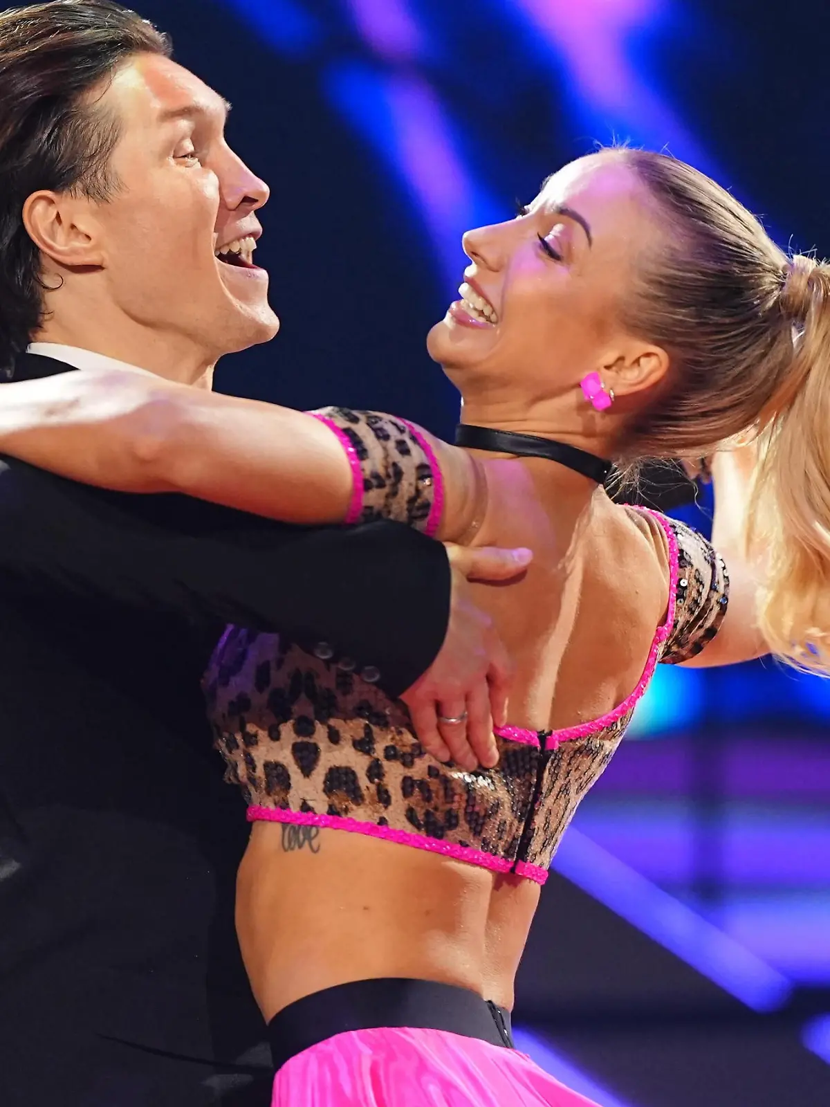 Bild zu: "Schlager-Queen Anna-Carina Woitschack rührt mit dem Quickstep ihren Papa"