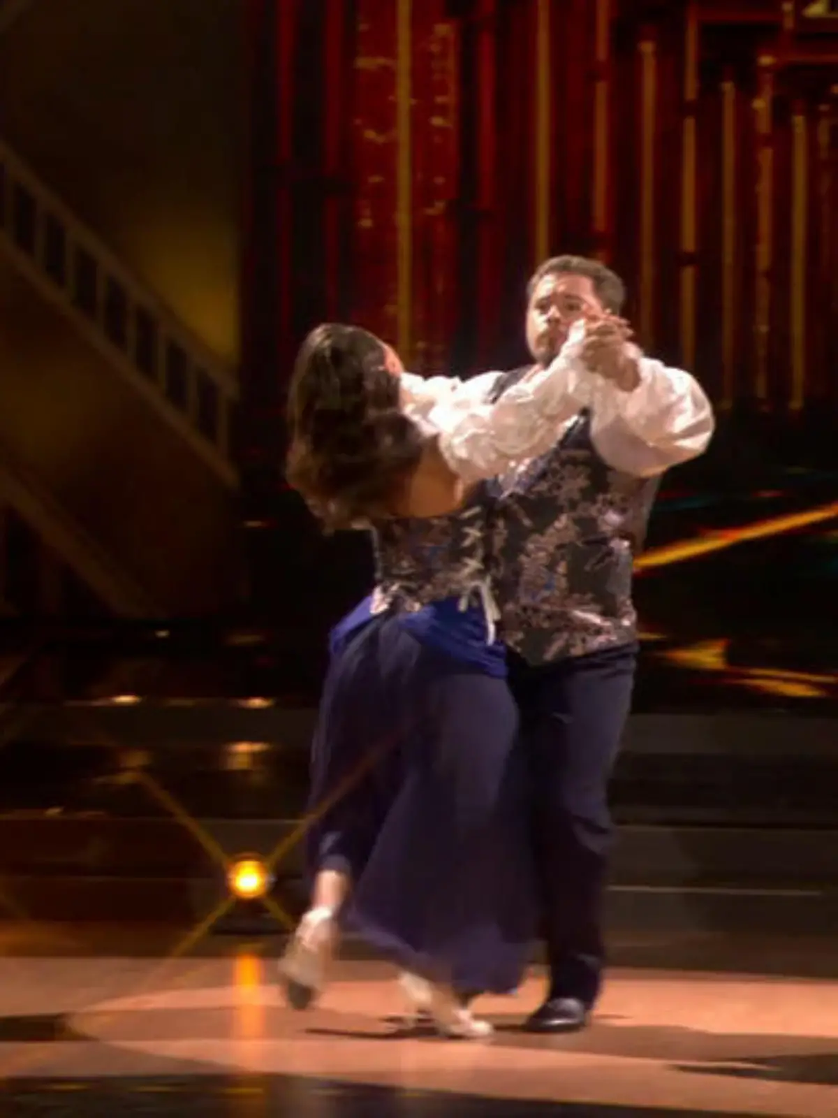 Bild zu: "Energischer Quickstep zu „Rock Me Amadeus“: Gustav und Anastasia drehen auf"