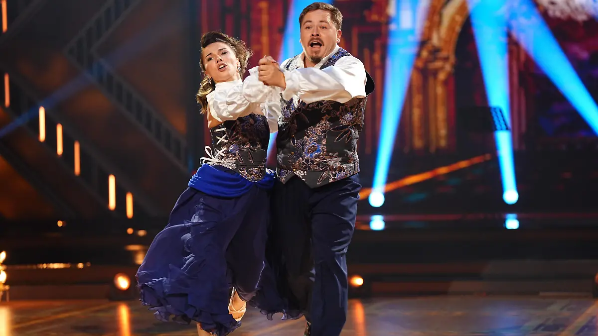 Gustav Schäfer begeistert mit dem Quickstep zu "Rock Me Amadeus" Standing Ovations bei „Let’s Dance“