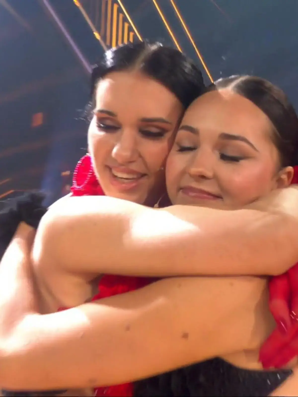 Bild zu: "Vanessa Borck und Victoria Sauerwald müssen das Tanzparkett räumen"