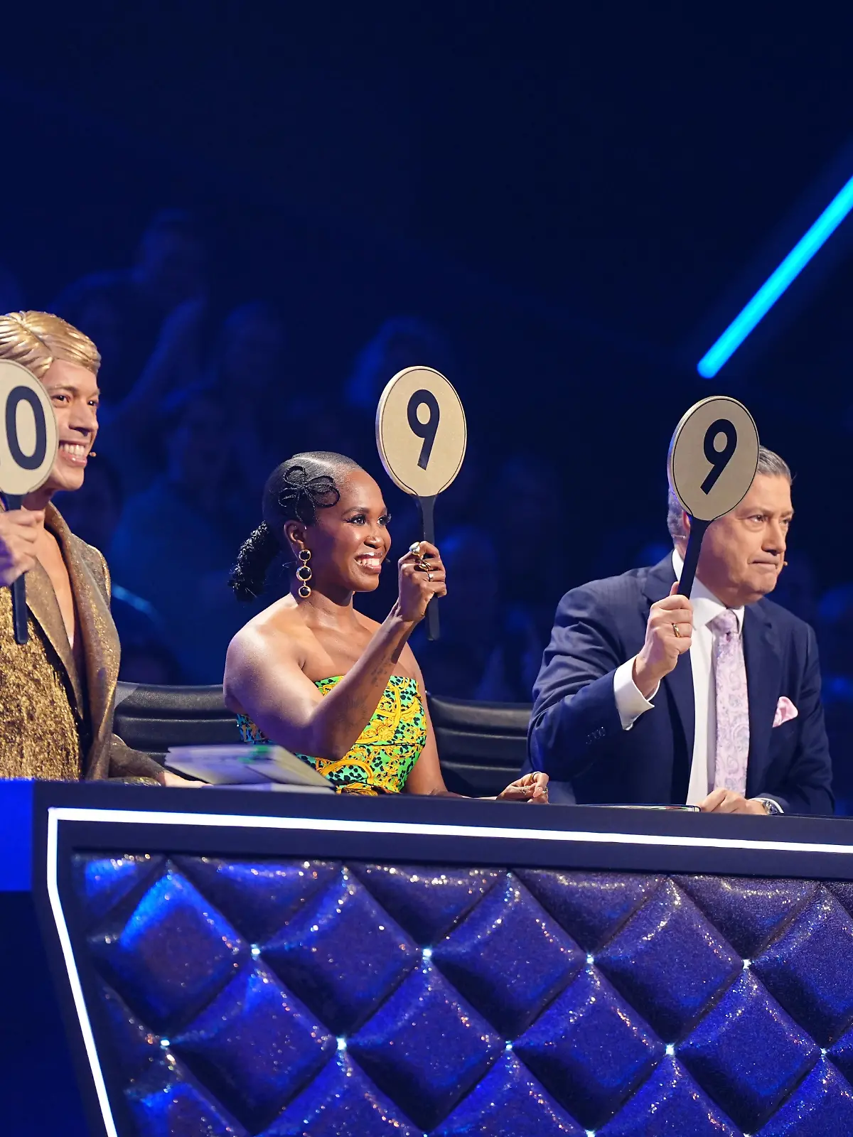 V.l.: Jorge González, Motsi Mabuse, Joachim Llambi

+++ Die Verwendung des sendungsbezogenen Materials ist nur mit dem Hinweis und Verlinkung auf RTL+ gestattet. +++