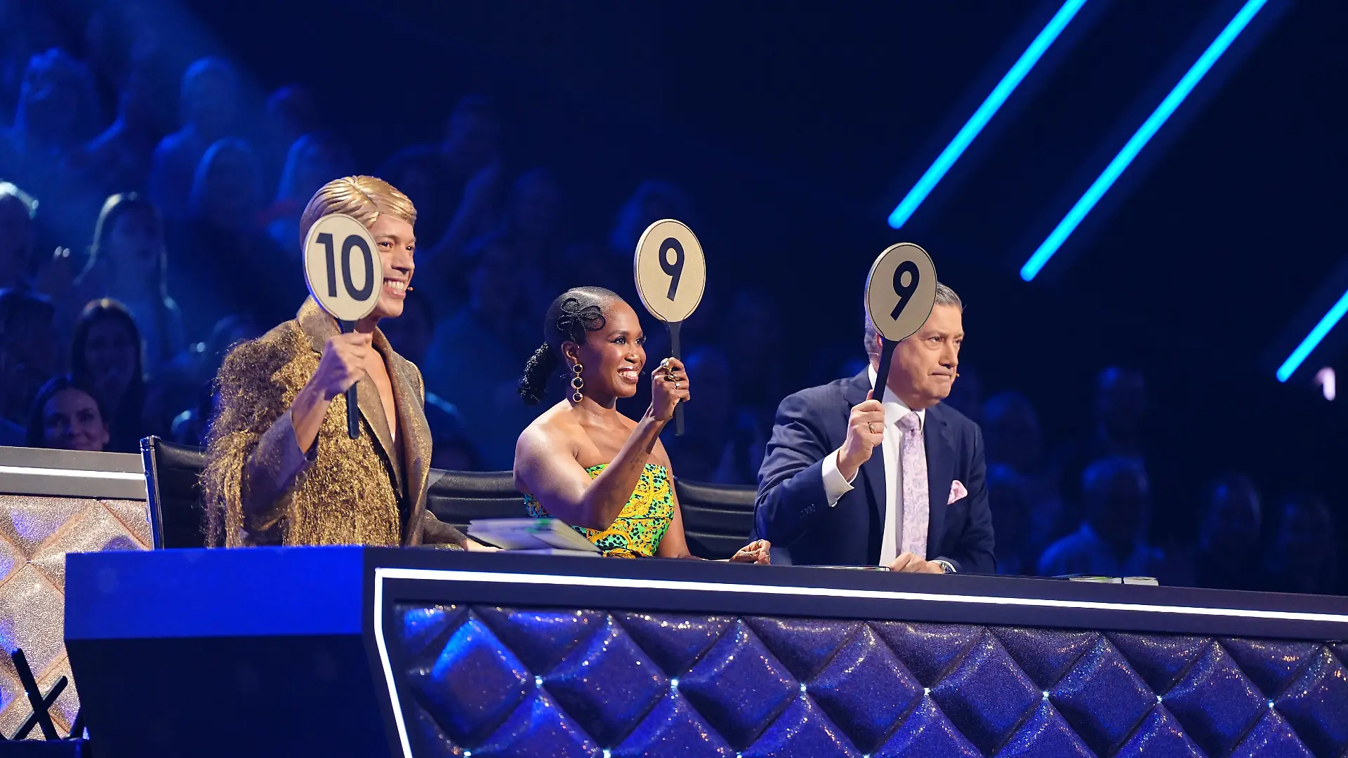 V.l.: Jorge González, Motsi Mabuse, Joachim Llambi

+++ Die Verwendung des sendungsbezogenen Materials ist nur mit dem Hinweis und Verlinkung auf RTL+ gestattet. +++