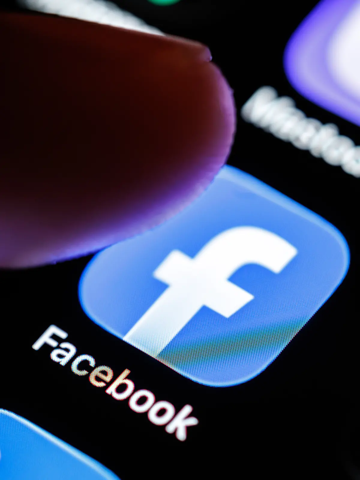 Das Logo der App Facebook ist am 07.03.2026 auf dem Display von einem Smartphone zu sehen, während ein Finger auf dasSymbol der Applikation tippt. Facebook ist ein soziales Netzwerk (Social Media), das vom US-amerikanischen Unternehmen Meta Platforms betrieben wird. (Zeigefinger, Icon, Symbolbild, Symbolfoto, Illustration, symbolisches Foto, illustratives Foto, Themenbild, allgemeines Bild, Themenfoto)