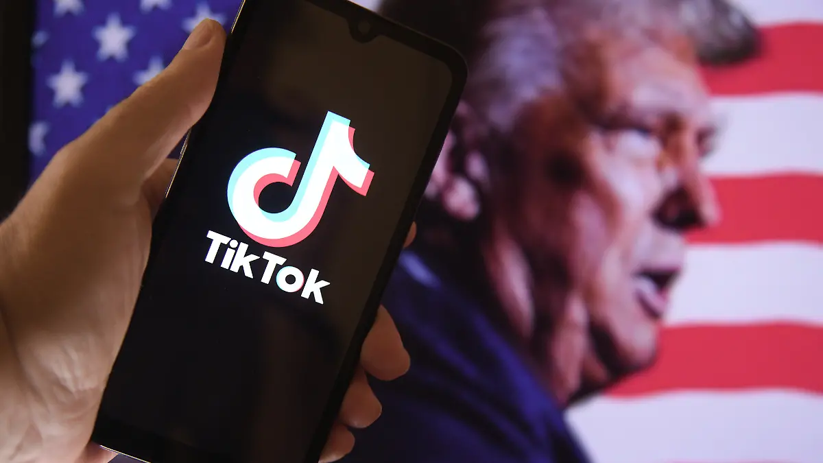 TikTok may close its app for users in the United States starting Sunday 19th, when a federal law banning the social media tool in the country may come into effect. Illustrative image of the TikTok app logo on a smartphone screen with the us flag and President-Elect Donald Trump in the background Where: Rio de Janeiro, Rio de Janeiro, Brasil When: 17 Jan 2025 Credit: Saulo Angelo/TheNews2/Cover Images