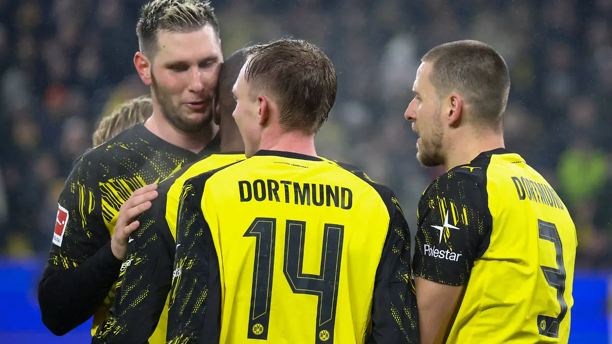 Dortmund, Deutschland 13. Februar 2026: 1. Bundesliga - 2025/2026 - Borussia Dortmund vs. 1. FSV Mainz 05 Im Bild: Torschütze Serhou Guirassy BVB, verdeckt im Bild, macht das Tor zum 3:0 für Dortmund und jubelt mit Niklas Süle / Suele BVB, Maximilian Beier BVB und Waldemar Anton BVB DFL regulations prohibit any use of photographs as image sequences and/or quasi-video. *** Dortmund, Germany 13 February 2026 1 Bundesliga 2025 2026 Borussia Dortmund vs 1 FSV Mainz 05 In the picture goal scorer Serhou Guirassy BVB , hidden in the picture, makes the goal to 3 0 for Dortmund and cheers with Niklas Süle Suele BVB , Maximilian Beier BVB and Waldemar Anton BVB DFL regulations prohibit any use of photographs as image sequences and or quasi video Copyright: HMBxMedia/MadeleinexFantini