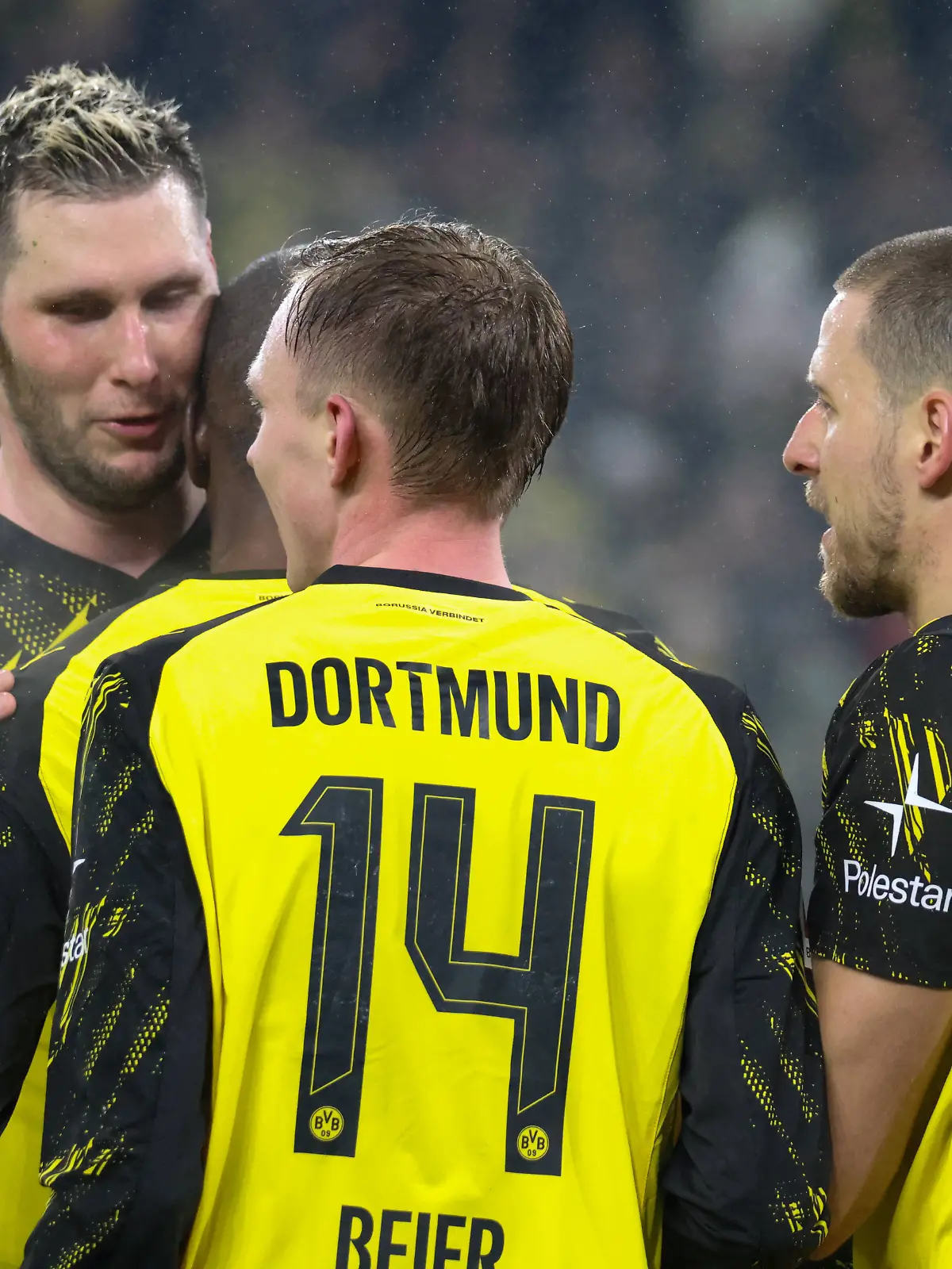 Dortmund, Deutschland 13. Februar 2026: 1. Bundesliga - 2025/2026 - Borussia Dortmund vs. 1. FSV Mainz 05 Im Bild: Torschütze Serhou Guirassy BVB, verdeckt im Bild, macht das Tor zum 3:0 für Dortmund und jubelt mit Niklas Süle / Suele BVB, Maximilian Beier BVB und Waldemar Anton BVB DFL regulations prohibit any use of photographs as image sequences and/or quasi-video. *** Dortmund, Germany 13 February 2026 1 Bundesliga 2025 2026 Borussia Dortmund vs 1 FSV Mainz 05 In the picture goal scorer Serhou Guirassy BVB , hidden in the picture, makes the goal to 3 0 for Dortmund and cheers with Niklas Süle Suele BVB , Maximilian Beier BVB and Waldemar Anton BVB DFL regulations prohibit any use of photographs as image sequences and or quasi video Copyright: HMBxMedia/MadeleinexFantini