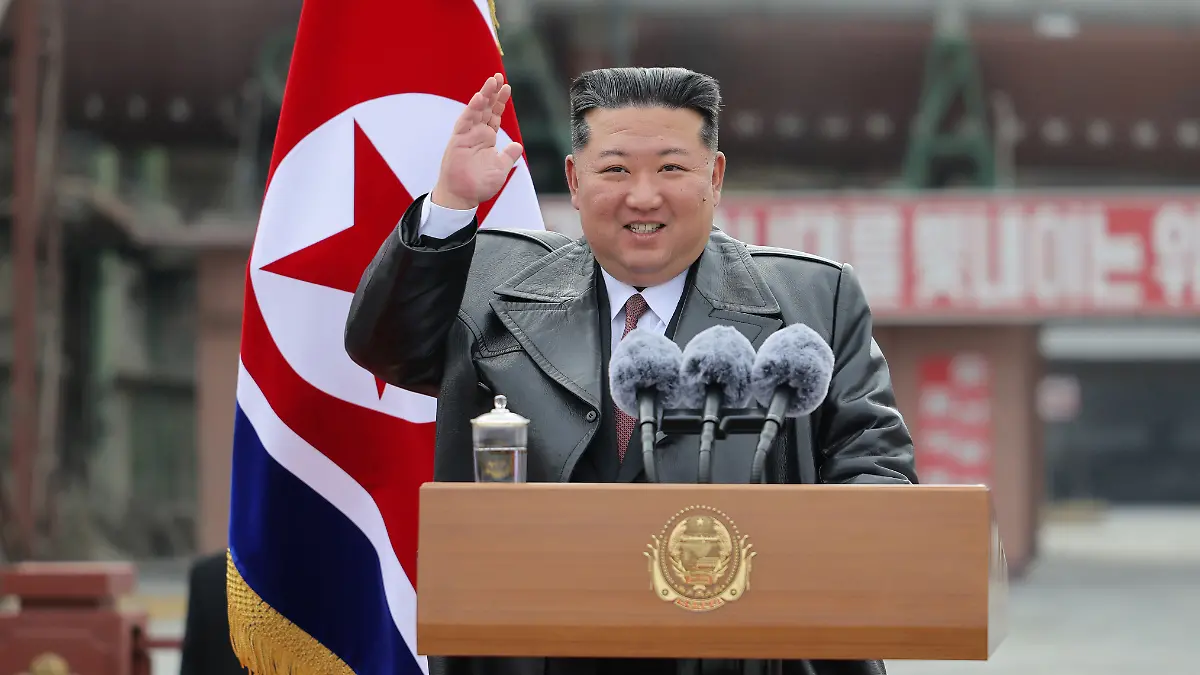 N.K. leader visits cement factory North Korean leader Kim Jong-un waves his hand as he visits the Sangwon Cement Complex in the central province of North Hwanghae on March 1, 2026, in this photo released by the North's official Korean Central News Agency the next day. (For Use Only in the Republic of Korea. No Redistribution) (Yonhap)/2026-03-02 11:22:36/