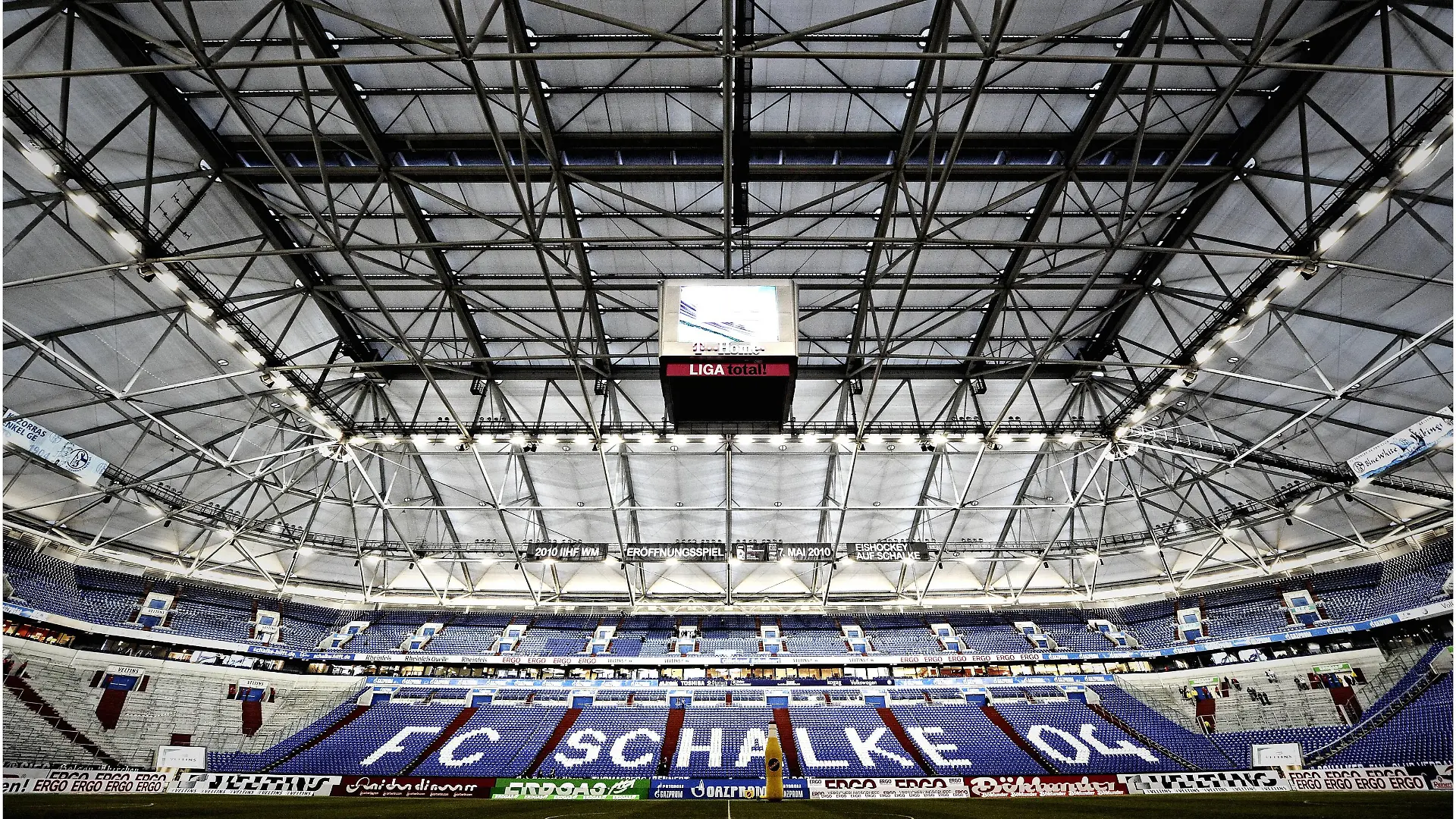 Bildnummer: 05619309 Datum: 12.03.2010 Copyright: imago/Hardt/David Hagemann
Fussball, 1 Bundesliga, Saison 2009 / 2010, FC Schalke 04 - Veltins Arena, 26. Spieltag, Gelsenkirchen, 12.03.2010 Stadionuebersicht in der Veltins Arena; Gelsenkirchen Herren Fussball GER 1. BL 2009 Sportstätte Stadion Totale vdig xmk 2010 quer Aufmacher o0 Dach Stadiondach geschlossen zu Schriftzug
Image number 05619309 date 12 03 2010 Copyright imago Hardt David Hagemann Football 1 Bundesliga Season 2009 2010 FC Schalke 04 Veltins Arena 26 Matchday Gelsenkirchen 12 03 2010 in the Veltins Arena Gelsenkirchen men Football ger 1 BL 2009 venues Stadium long shot Vdig xmk 2010 horizontal Highlight o0 Roof Stadium Roof closed to emblem