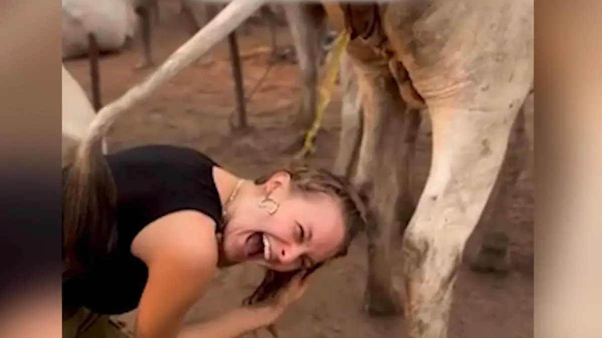 Haare waschen mit Kuh-Urin? DIESE Influencerin lässt sich dafür extra anpinkeln Muuuuht zur Natur