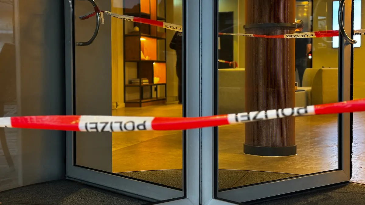 Ein Absperrband der Polizei ist vor dem Eingang eines Hotels gespannt. In einem Hotel in Werne ist in der Nacht auf Samstag ein Mensch tot gefunden worden. Man gehe nach aktuellem Stand von einem Tötungsdelikt aus.