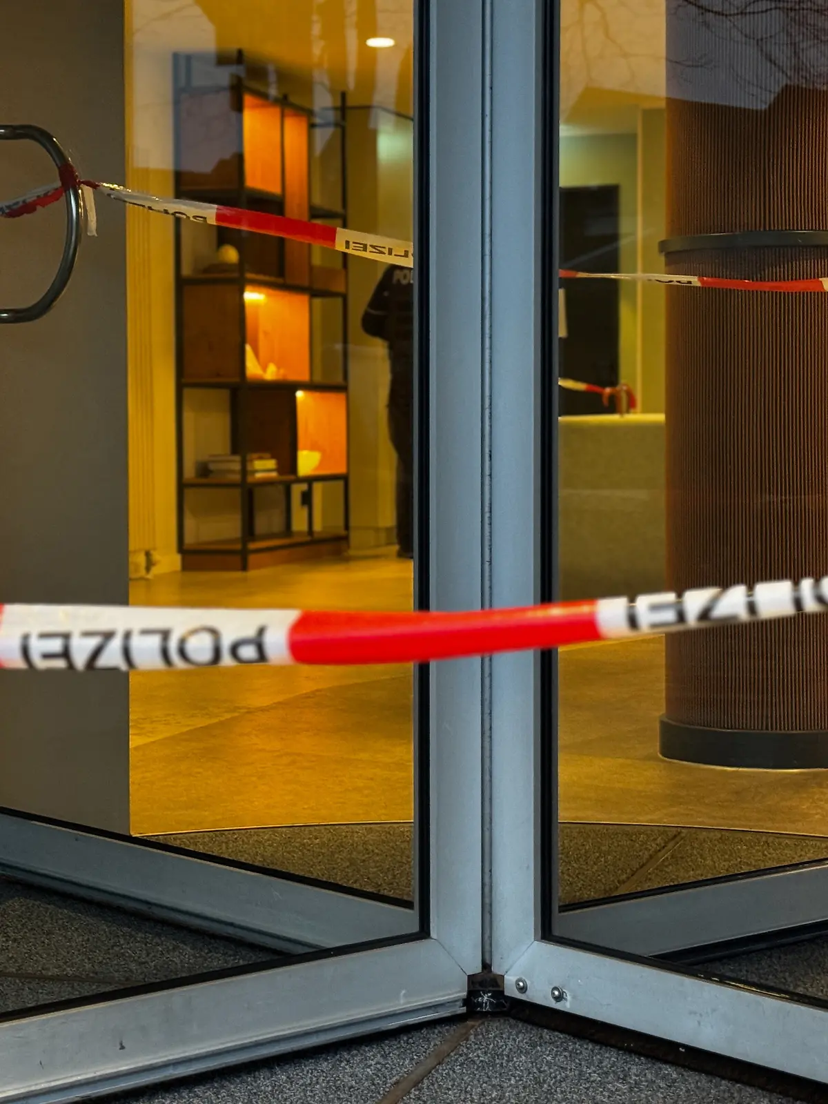 Ein Absperrband der Polizei ist vor dem Eingang eines Hotels gespannt. In einem Hotel in Werne ist in der Nacht auf Samstag ein Mensch tot gefunden worden. Man gehe nach aktuellem Stand von einem Tötungsdelikt aus.