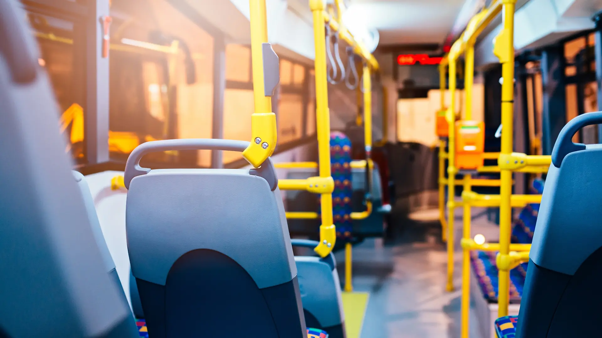Ein junger „Clyde” macht sich im geklauten Bus auf den Weg zu seiner „Bonnie”
