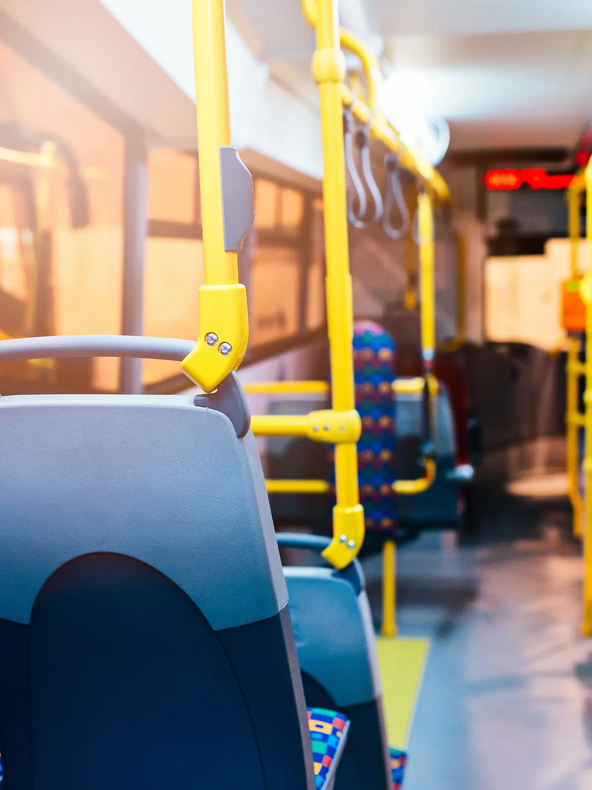 Ein junger „Clyde” macht sich im geklauten Bus auf den Weg zu seiner „Bonnie” 