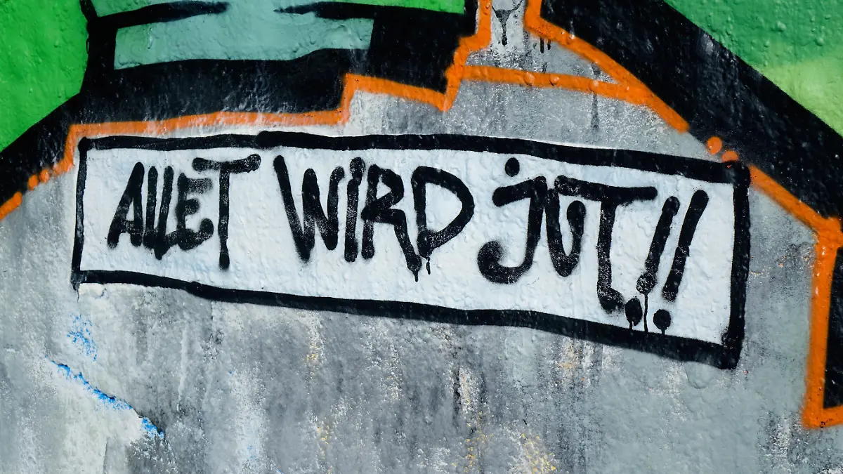 17.10.2022, Kreuzberg, Berlin, Auf einer Hauswand steht der Schriftzug allet wird jut.