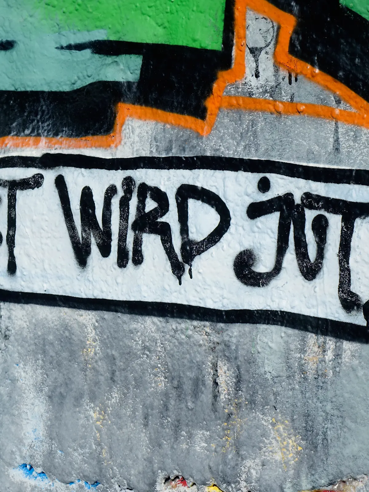 17.10.2022, Kreuzberg, Berlin, Auf einer Hauswand steht der Schriftzug allet wird jut.