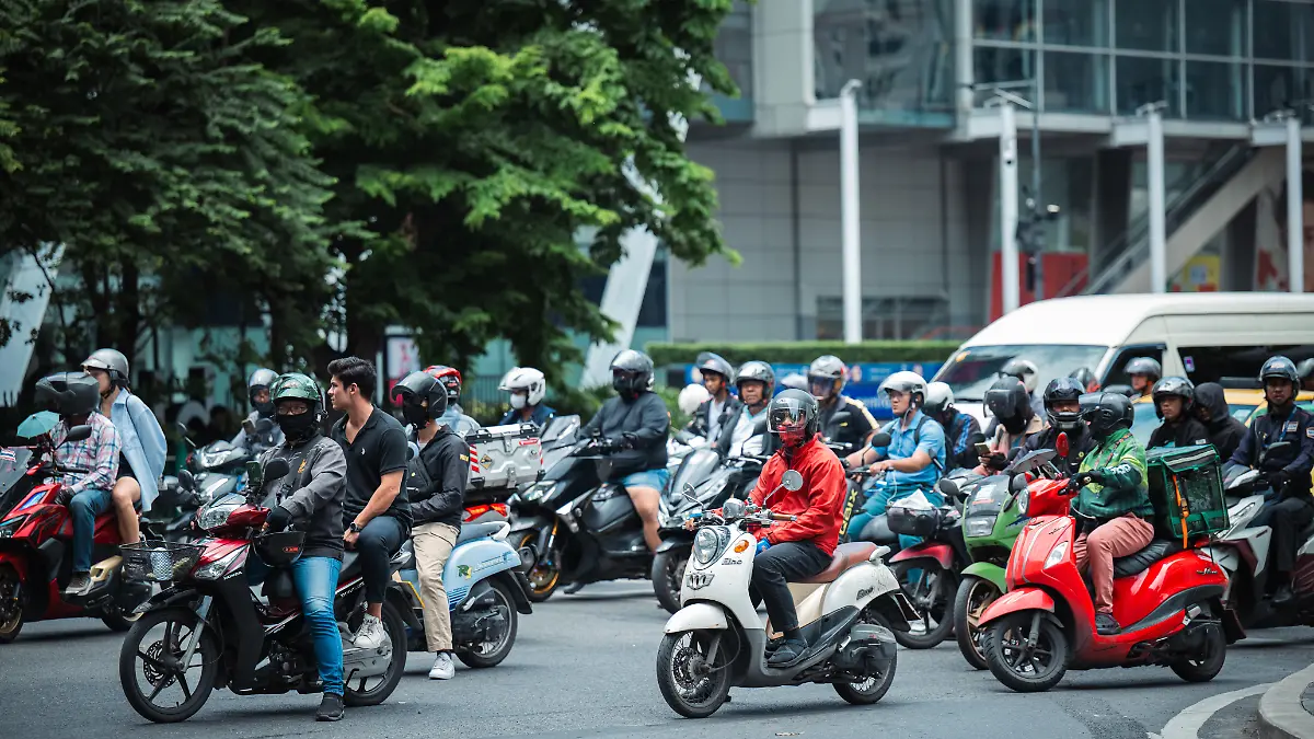 BANGKOK, THAILAND - AUGUST 30: A view of traffic in Bangkok, Thailand on August 30, 2025. ThailandÄôs capital Bangkok stands out with its fast and practical transportation options such as motorcycle taxis (motosai) and tuk-tuks. These vehicles are considered effective ways to navigate the cityÄôs heavy traffic and move through narrow streets, especially for tourists. Mustafa Hatipoglu / Anadolu