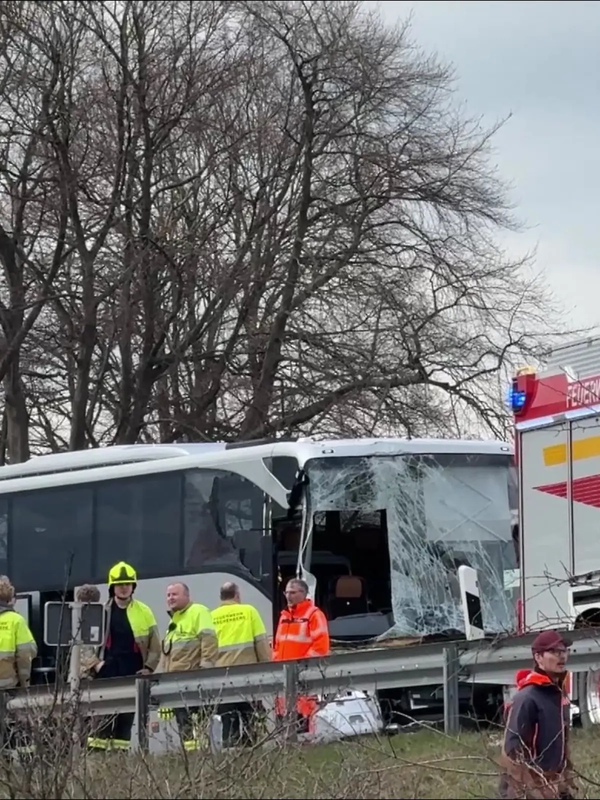 Bild zu: "Zwei Reisebusse mit Schülern kollidieren auf A8!"