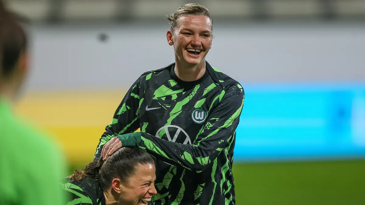 GER, Wolfsburg, Wolfsburg vs Juventus Turin, Women_s Champions League, Fussball, UEFA, Spielzeit 2025/2026, AOK Arena, Playoffs, Hinspiel im Bild: Alexandra Popp (Wolfsburg Frauen #11) scherzt mit Martina Tufekovic (Wolfsburg Frauen #21) DFB/DFL REGULATIONS PROHIBIT ANY USE OF PHOTOGRAPHS AS IMAGE SEQUENCES AND/OR QUASI-VIDEO, 12.02.2026