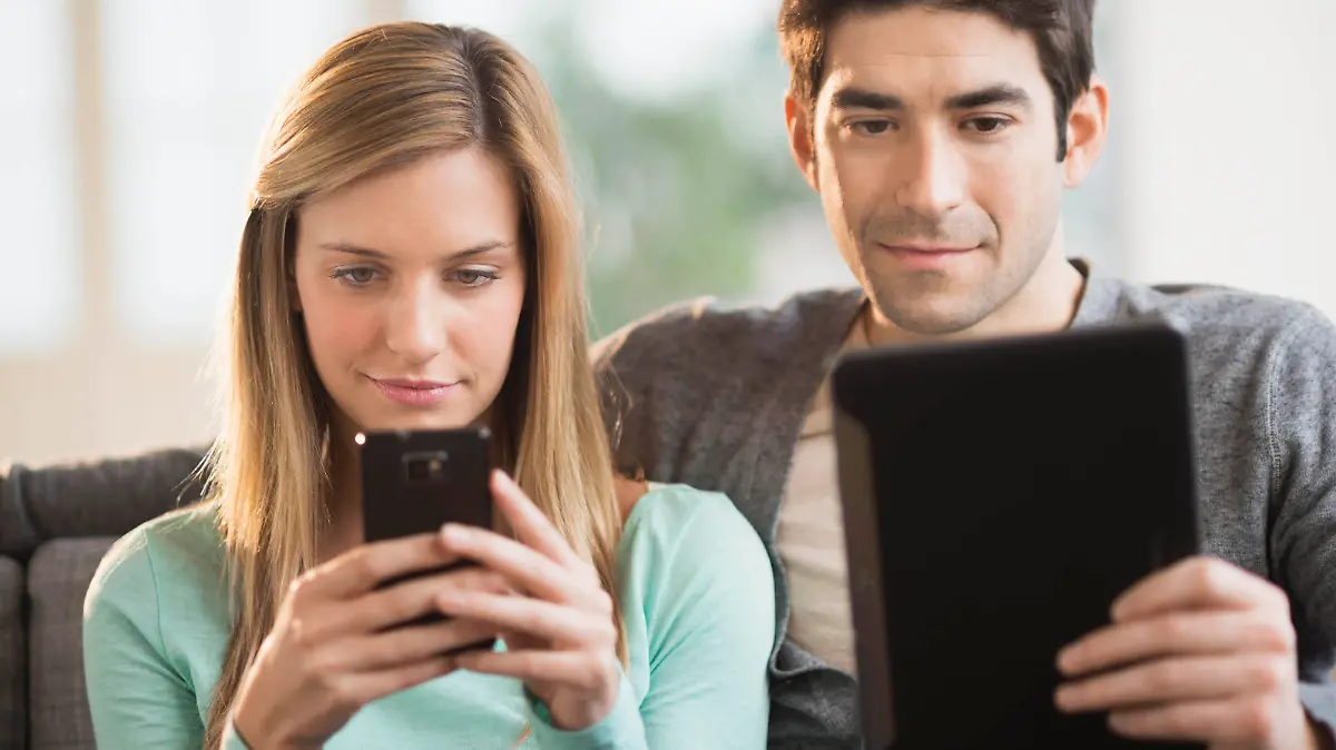 Couple using tablet, tablet computer, I-pad pc and smartphone, Paar verwendet tablet, tablet computer, I-pad PC und Smartphone Keine Weitergabe an Drittverwerter.