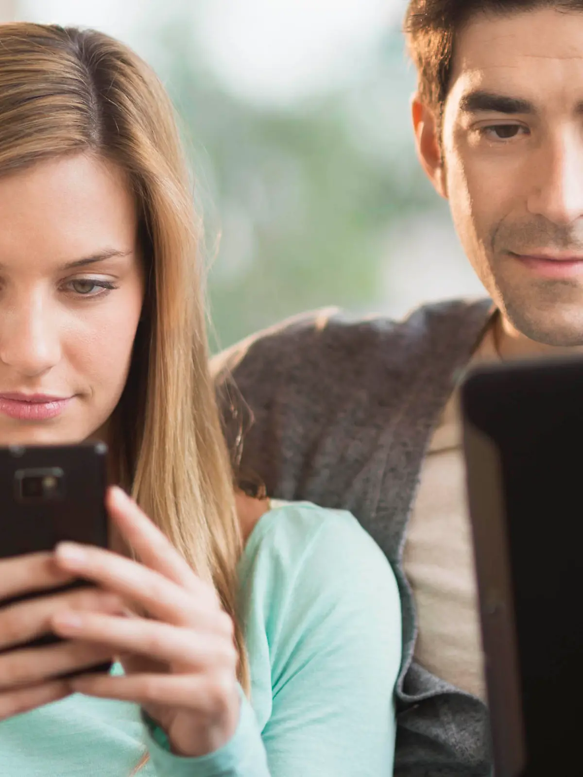 Couple using tablet, tablet computer, I-pad pc and smartphone, Paar verwendet tablet, tablet computer, I-pad PC und Smartphone Keine Weitergabe an Drittverwerter.