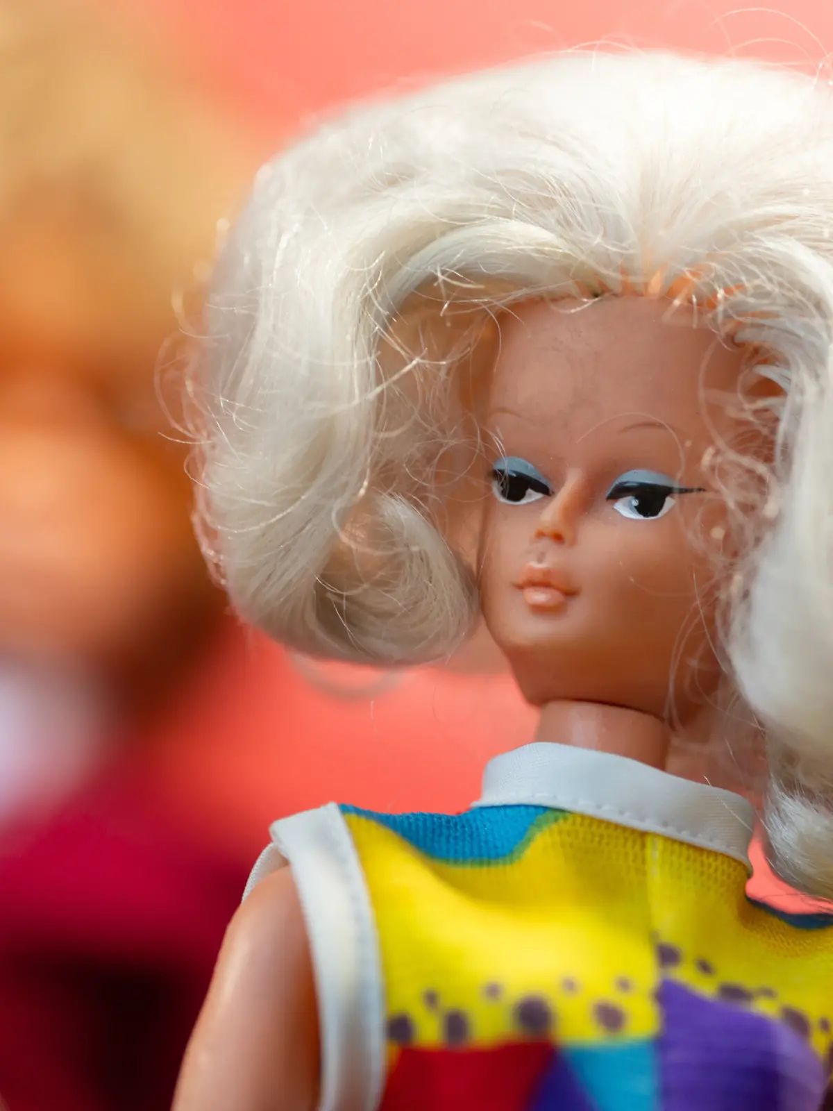 Die Puppe Steffi ist als Exemplar mit blonden Haaren und buntem Overall im Deutschen Spielzeugmuseum zu sehen. Die Puppe gilt als DDR-Pendant zur Barbie und wurde ab 1966 produziert. (zu dpa: «Modepuppe Steffi: Die Barbie des Sozialismus wird 60») +++ dpa-Bildfunk +++