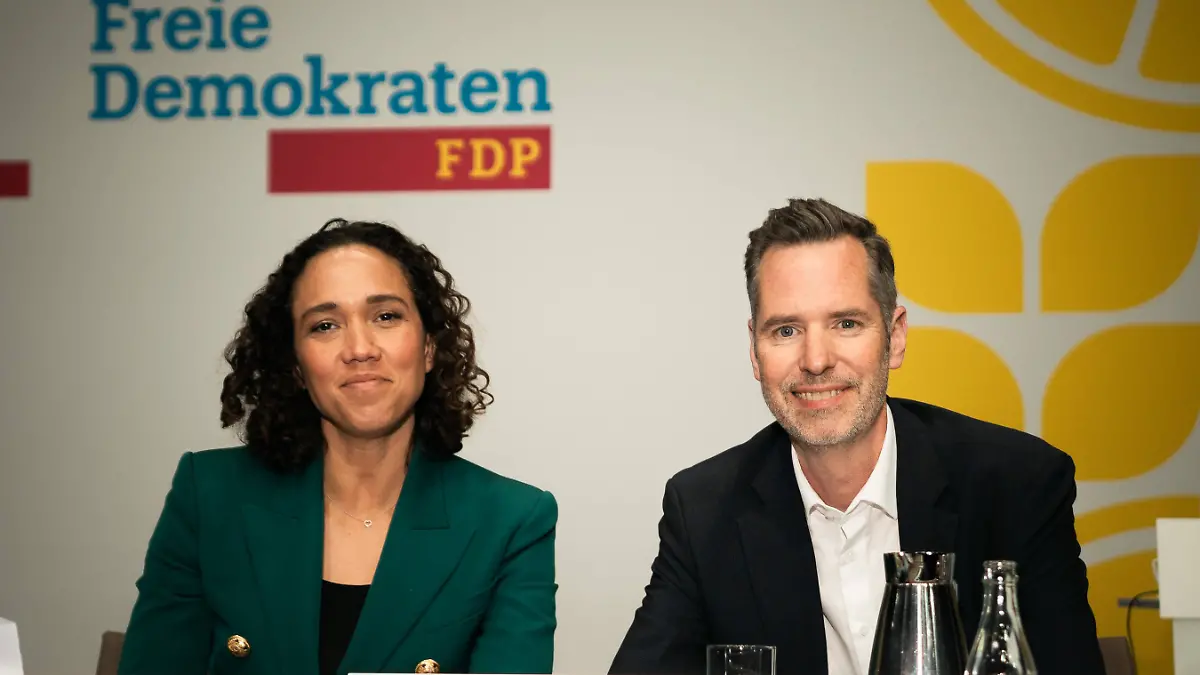 17.05.2025 - Berlin, Deutschland, Europa: 76. Ordentlicher Bundesparteitag der FDP / Freie Demokraten - Estrel Berlin: Nicole Büttner Generalsekretärin der FDP und Bundesvorsitzender Christian Dürr *** 17 05 2025 Berlin, Germany, Europe 76 Ordinary Federal Party Conference of the FDP Free Democrats Estrel Berlin Nicole Büttner Secretary General of the FDP and Federal Chairman Christian Dürr Copyright: xJamesxZabelx