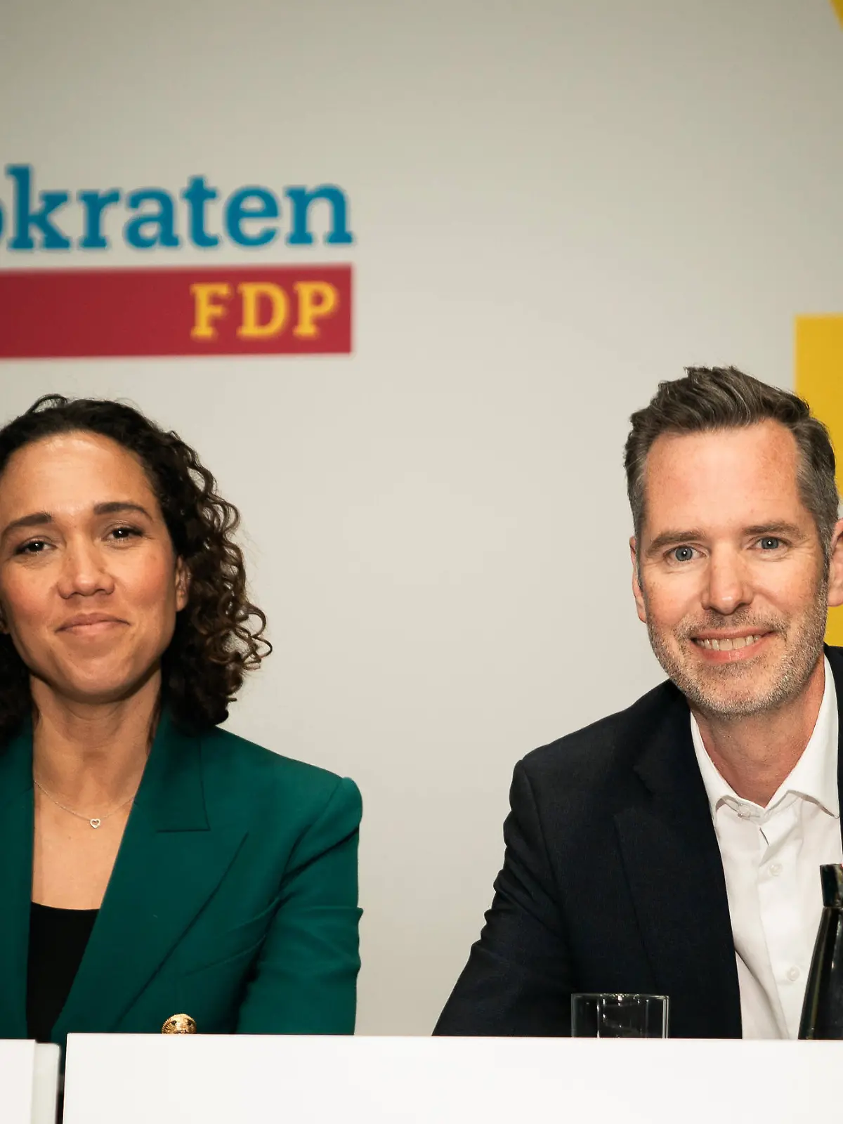 17.05.2025 - Berlin, Deutschland, Europa: 76. Ordentlicher Bundesparteitag der FDP / Freie Demokraten - Estrel Berlin: Nicole Büttner Generalsekretärin der FDP und Bundesvorsitzender Christian Dürr *** 17 05 2025 Berlin, Germany, Europe 76 Ordinary Federal Party Conference of the FDP Free Democrats Estrel Berlin Nicole Büttner Secretary General of the FDP and Federal Chairman Christian Dürr Copyright: xJamesxZabelx