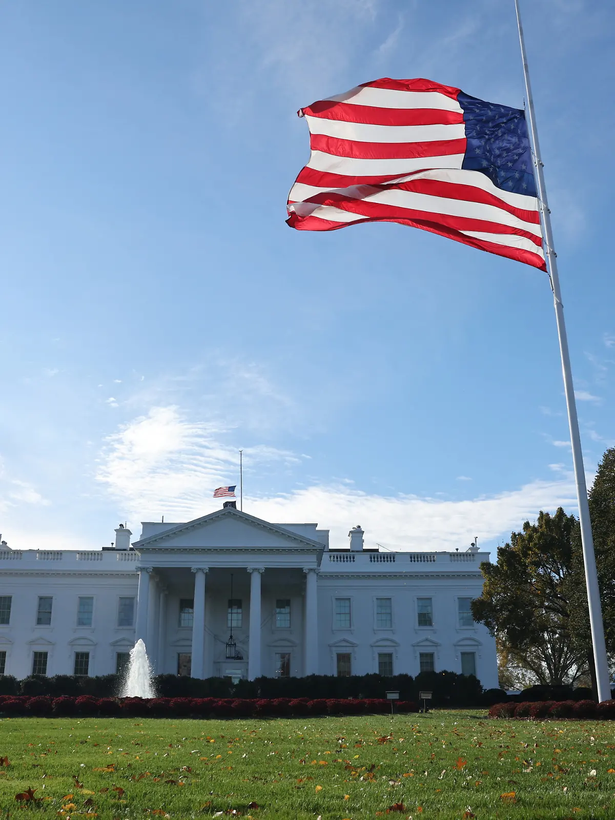 A large American flag flies on the north lawn of the White House in Washington, D.C., U.S. November 11, 2025.  REUTERS/Chris Helgren
