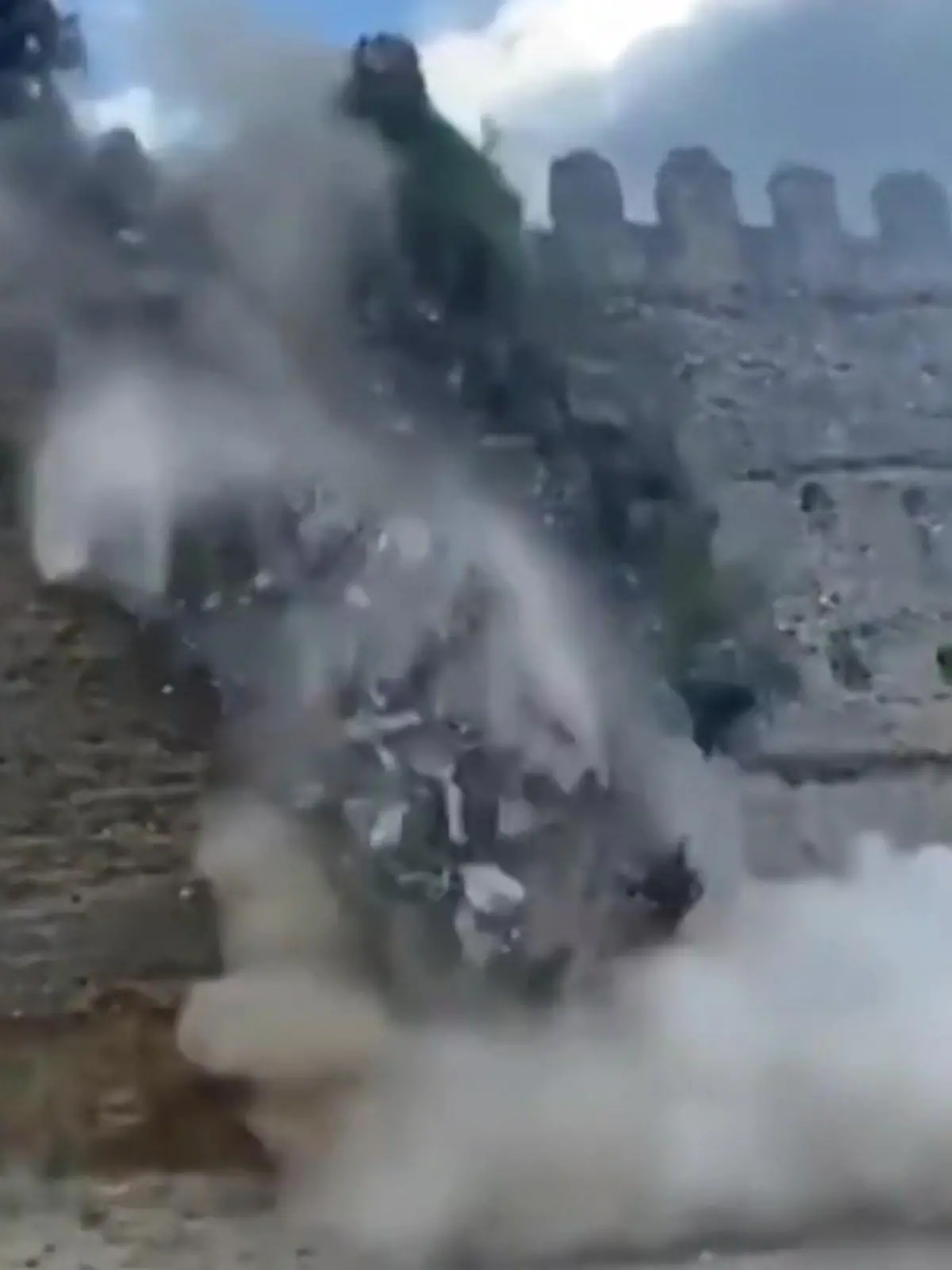 Bild zu: "Burgturm stürzt plötzlich ein – Besucher fliehen vor Trümmern!"