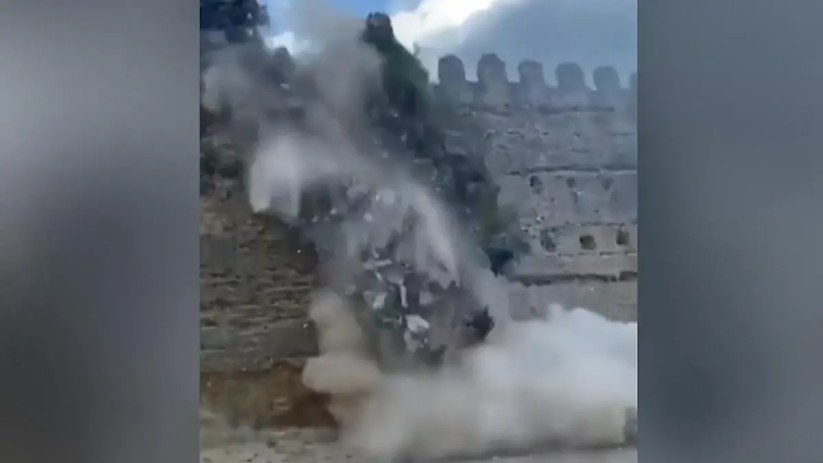 Burgturm stürzt plötzlich ein – Besucher fliehen vor Trümmern! Kurz vor geplanten Touristenführungen