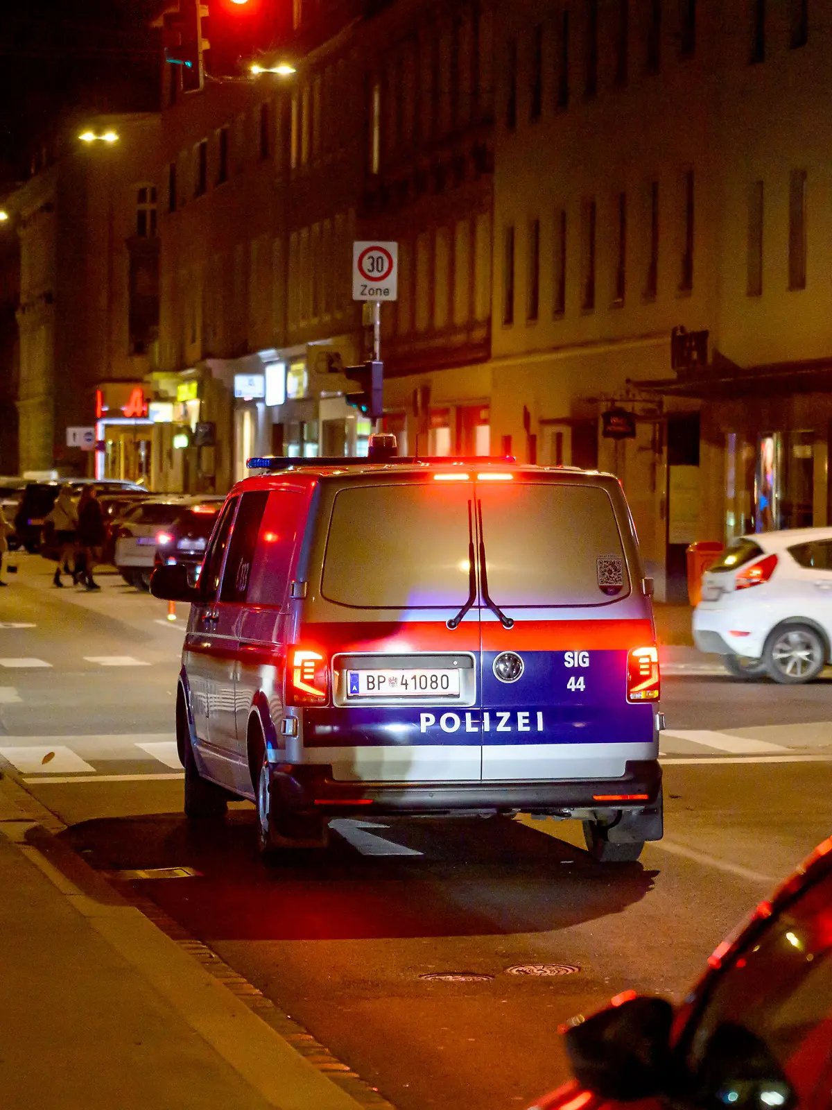 Ein Polizeiauto fährt in der Nähe des Tatorts. In der Innenstadt von Linz sind zwei Passanten niedergestochen worden. Nach Angaben der Polizei kam bei den Attacken in der Linzer Innenstadt eine Person ums Leben, das zweite Opfer erlitt schwere Verletzungen. +++ dpa-Bildfunk +++
