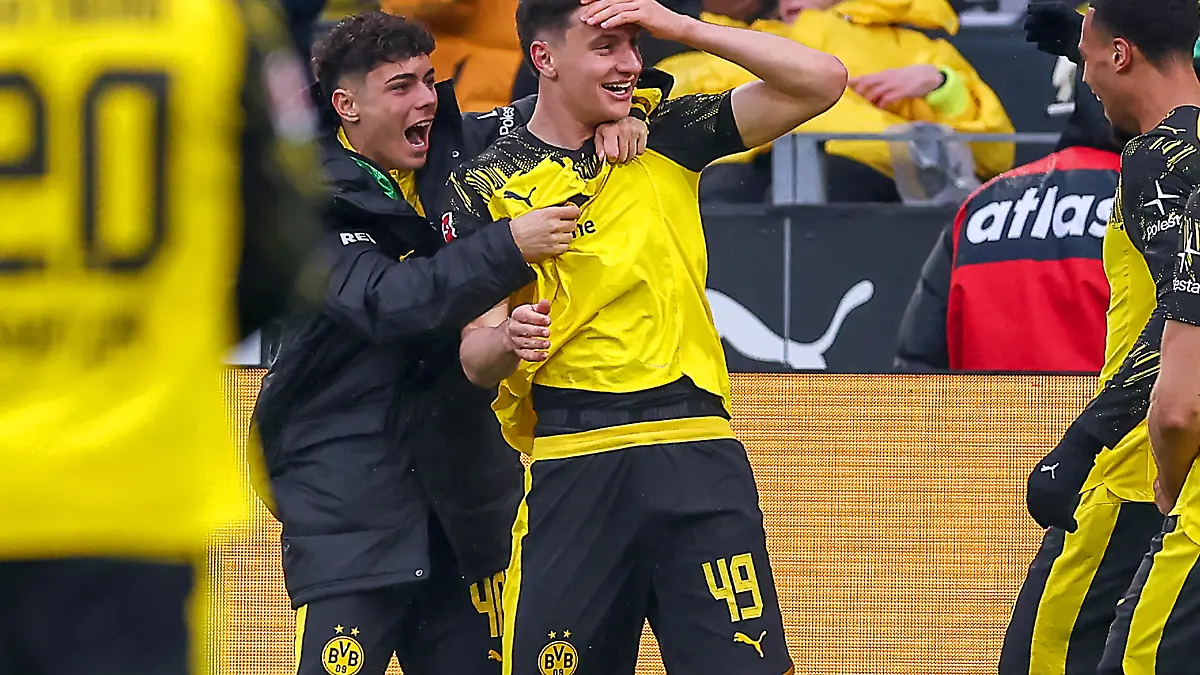 14.03.2026, Fußball, Borussia Dortmund - FC Augsburg, 1. Fußball Bundesliga, 26. Spieltag, Signal Iduna Park, Saison 2025 2026: Torjubel nach dem Tor zum 2:0 durch Torschütze Luca Reggiani (BVB #49) zusammen mit Samuele Inacio (BVB #40) DFB regulations prohibit any use of photographs as image sequences and or quasi-video.