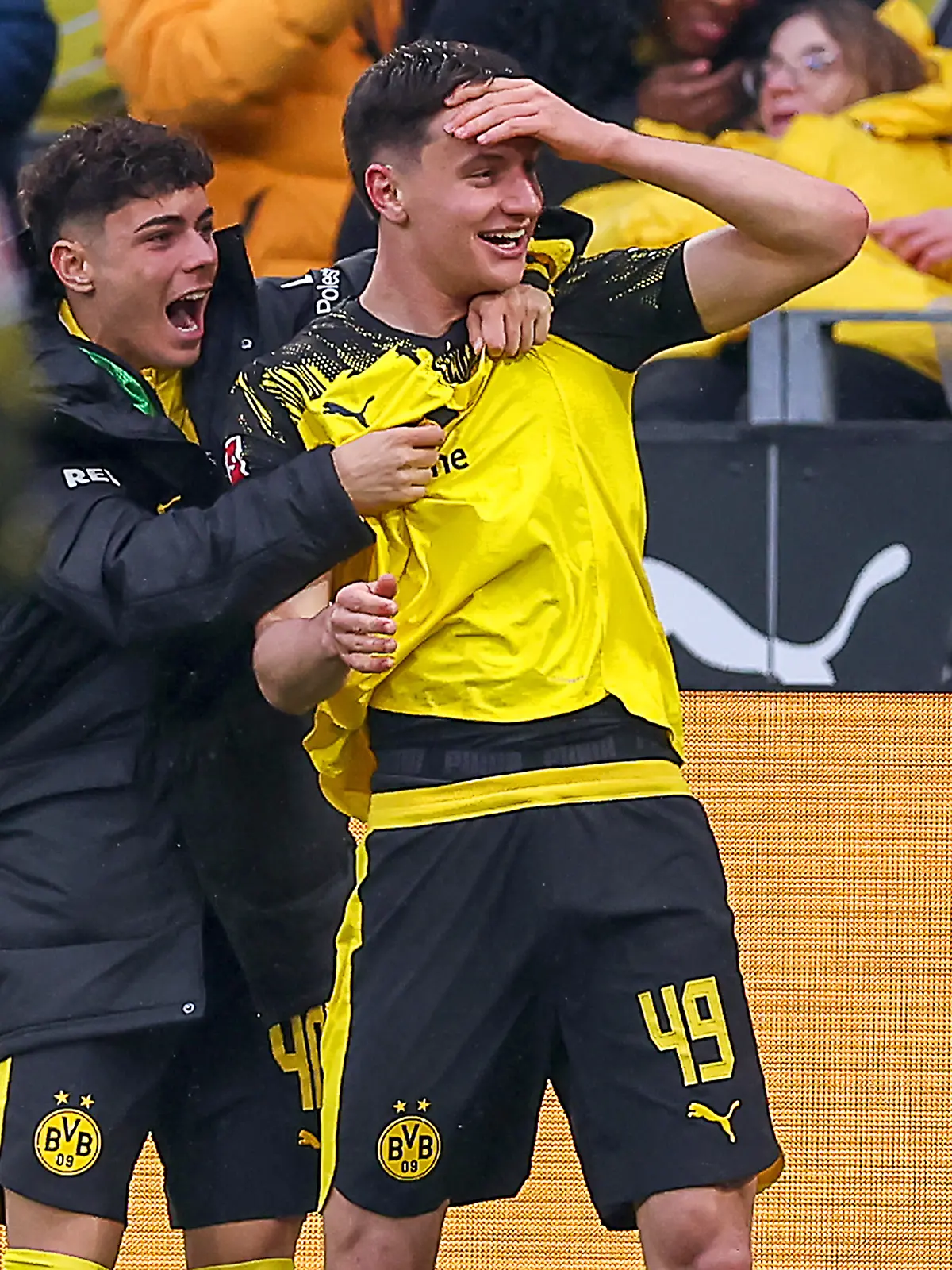 14.03.2026, Fußball, Borussia Dortmund - FC Augsburg, 1. Fußball Bundesliga, 26. Spieltag, Signal Iduna Park, Saison 2025 2026: Torjubel nach dem Tor zum 2:0 durch Torschütze Luca Reggiani (BVB #49) zusammen mit Samuele Inacio (BVB #40) DFB regulations prohibit any use of photographs as image sequences and or quasi-video.