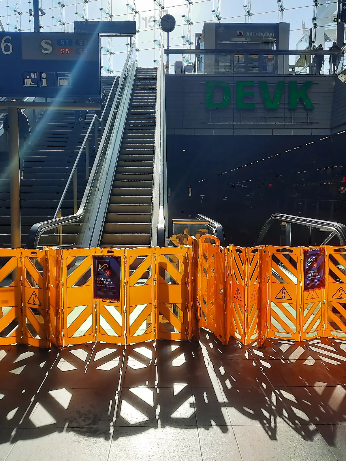 Gesperrte Rolltreppen im Hauptbahnhof aufgenommen am 06.03.2026 in Berlin Mitte. © BY XAMAX