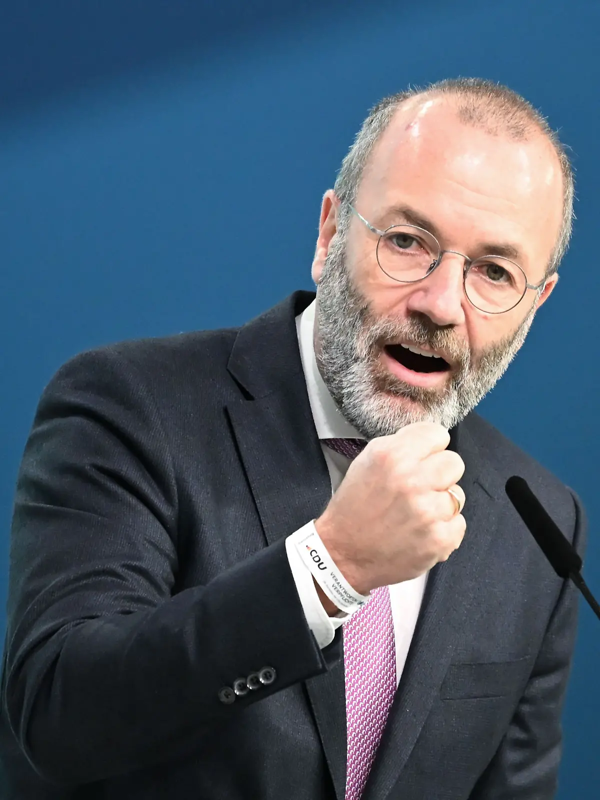 Manfred Weber (CSU), Vorsitzender der EVP-Fraktion im Europaparlament, spricht beim CDU-Bundesparteitag. Nach den Vorstandswahlen geht es am zweiten Tag des Parteitags um die Inhalte. Unter anderem stehen Anträge zu Teilzeit, Einschränkung der Social-Media-Nutzung für Kinder und zur Rentenreform zur Beratung an.