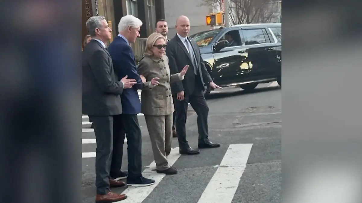 Pannen-Auftritt mit Ehefrau! Ex-US-Präsident stolpert mitten auf der Straße – mehrmals Die Clintons in New York