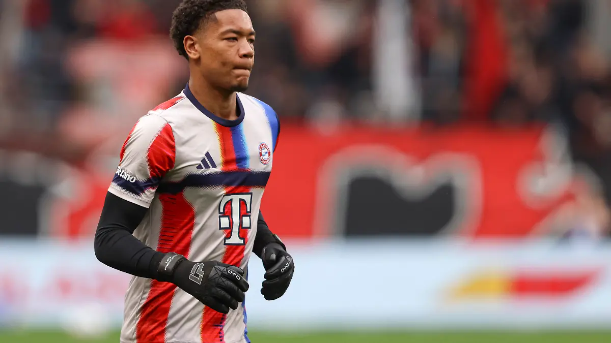 Torwart Leonard Prescott (FC Bayern München) schaut waehrend des spiels der Bundesliga zwischen Bayer 04 Leverkusen und FC Bayern München, BayArena am 14. March 2026 in Leverkusen, Deutschland. (Foto von Oliver Kaelke/DeFodi Images) +++ Torwart Leonard Prescott (FC Bayern München) looks on during the Bundesliga match between Bayer 04 Leverkusen and FC Bayern München at BayArena on March 14, 2026 in Leverkusen, Germany. (Photo by Oliver Kaelke/DeFodi Images) DFL regulations prohibit any use of photographs as image sequences and/or quasi-video. (Photo by Oliver Kaelke/DeFodi Images)