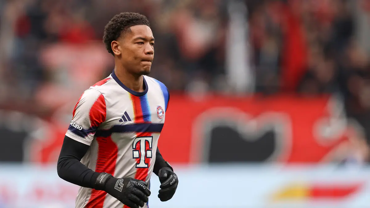 Torwart Leonard Prescott (FC Bayern München) schaut waehrend des spiels der Bundesliga zwischen Bayer 04 Leverkusen und FC Bayern München, BayArena am 14. March 2026 in Leverkusen, Deutschland. (Foto von Oliver Kaelke/DeFodi Images) +++ Torwart Leonard Prescott (FC Bayern München) looks on during the Bundesliga match between Bayer 04 Leverkusen and FC Bayern München at BayArena on March 14, 2026 in Leverkusen, Germany. (Photo by Oliver Kaelke/DeFodi Images) DFL regulations prohibit any use of photographs as image sequences and/or quasi-video. (Photo by Oliver Kaelke/DeFodi Images)