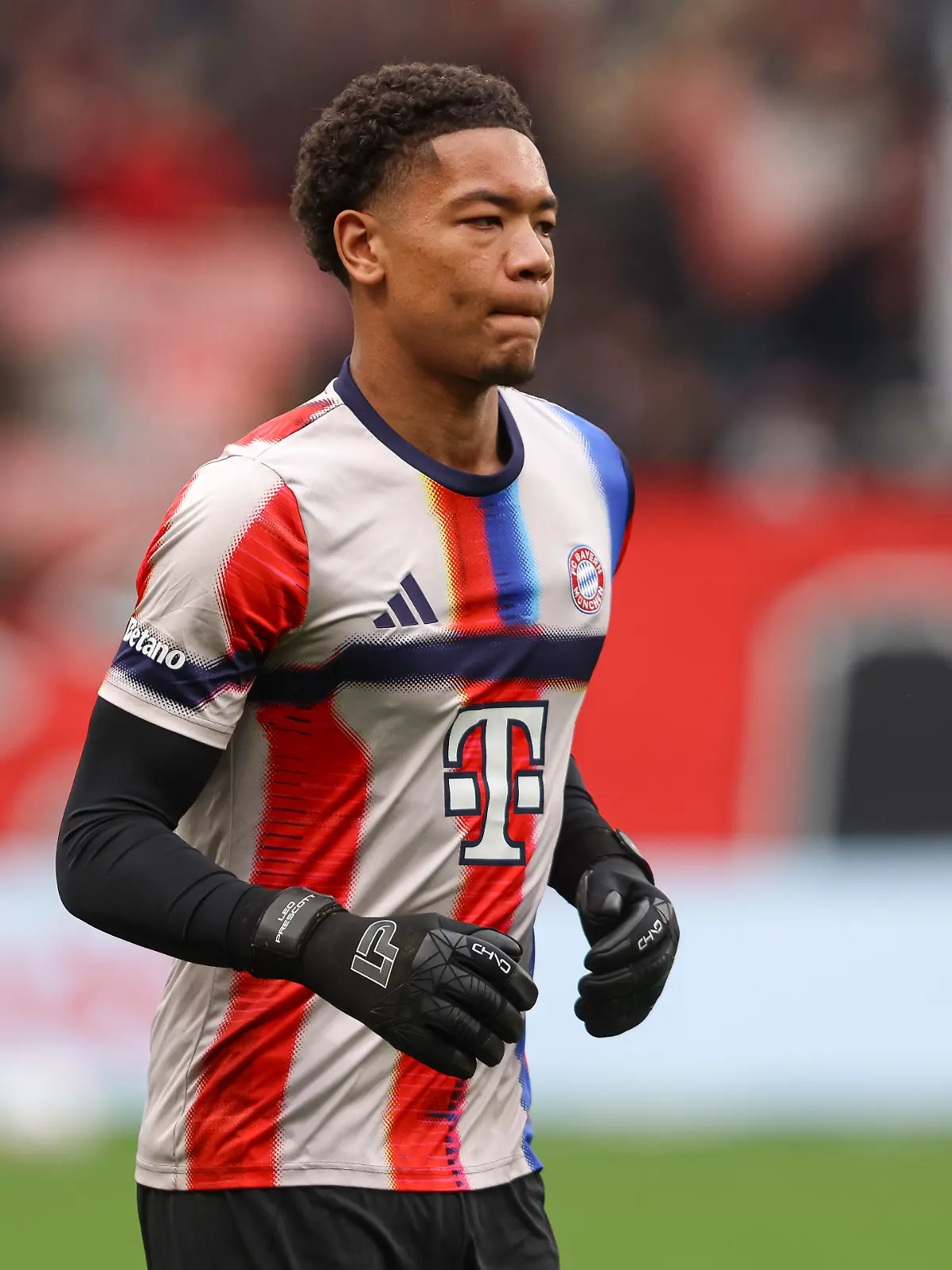 Torwart Leonard Prescott (FC Bayern München) schaut waehrend des spiels der Bundesliga zwischen Bayer 04 Leverkusen und FC Bayern München, BayArena am 14. March 2026 in Leverkusen, Deutschland. (Foto von Oliver Kaelke/DeFodi Images) +++ Torwart Leonard Prescott (FC Bayern München) looks on during the Bundesliga match between Bayer 04 Leverkusen and FC Bayern München at BayArena on March 14, 2026 in Leverkusen, Germany. (Photo by Oliver Kaelke/DeFodi Images) DFL regulations prohibit any use of photographs as image sequences and/or quasi-video. (Photo by Oliver Kaelke/DeFodi Images)